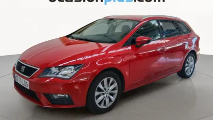 Usado Seat Leon Style 130 CV (95 kW) 2020 Rojo Monovolumen