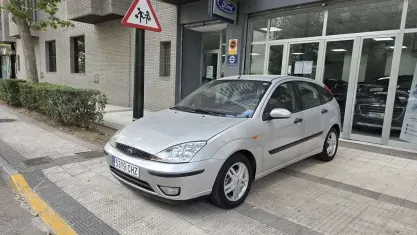 Usado Ford Focus Trend 115 CV (84 kW) 2003 Plateado Utilitario