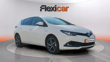 Usado Toyota Auris Hybrid Active 99 CV (72 kW) 2018 Blanco Berlina