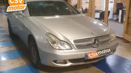 Usado Mercedes CLS500 306 CV (225 kW) 2004 Gris Coupe