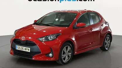 Usado Toyota Yaris Hybrid Active 116 CV (85 kW) 2024 Rojo Utilitario
