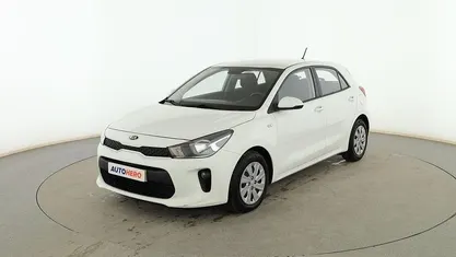 Usado Kia Rio 85 CV (62 kW) 2019 Blanco Berlina