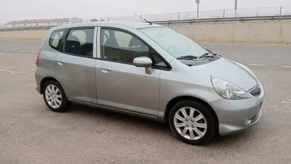 Usado Honda Jazz LS 83 CV (61 kW) 2007 Gris Utilitario