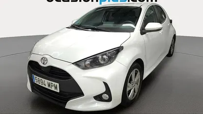 Blanco Usado 2024 Toyota Yaris Hybrid Active Utilitario | 16.773 € (Buen precio)