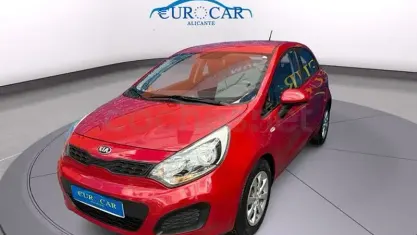 Usado Kia Rio 85 CV (62 kW) 2013 Rojo Berlina