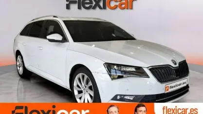 Usado Skoda Superb Style 150 CV (110 kW) 2016 Blanco Familiar