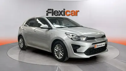 Usado Kia Rio 101 CV (74 kW) 2022 Gris Berlina