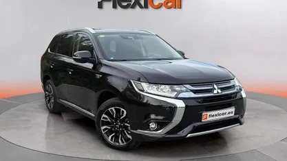 Usado Mitsubishi Outlander P-HEV 203 CV (149 kW) 2016 Negro SUV