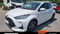 Blanco Usado 2022 Toyota Yaris Hybrid Active Utilitario | 17.850 € (Precio justo)