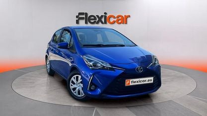 Usado Toyota Yaris Hybrid Active 100 CV (73 kW) 2019 Azul Berlina