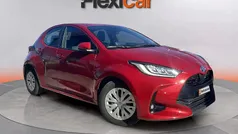 Rojo Usado 2023 Toyota Yaris Hybrid Active Berlina | 17.490 € (Super precio)