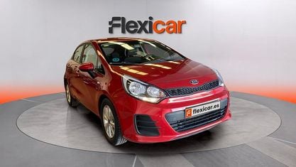 Usado Kia Rio 84 CV (61 kW) 2017 Rojo Berlina