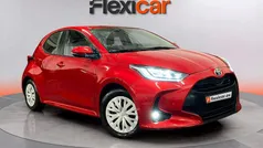 Granate Usado 2023 Toyota Yaris Hybrid Active Berlina | 16.990 € (Super precio)