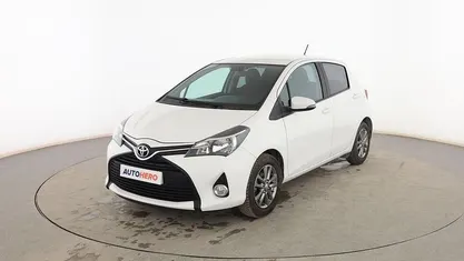 Usado Toyota Yaris Cool 70 CV (51 kW) 2016 Blanco Berlina