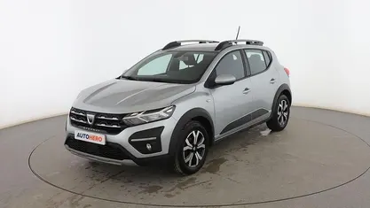 Usado Dacia Sandero Comfort 91 CV (66 kW) 2022 Gris Utilitario
