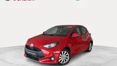 Rojo Usado 2024 Toyota Yaris Hybrid Active Berlina | 19.390 € (Buen precio)