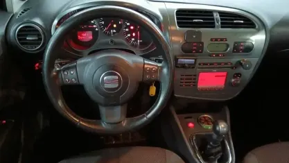 Usado Seat Leon Stylance 106 CV (77 kW) 2008 Negro Utilitario