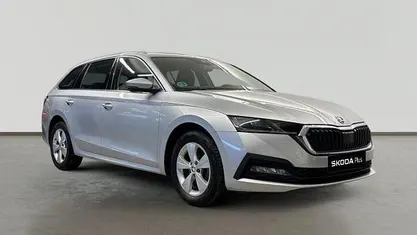 Gris plata Usado 2023 Skoda Octavia Ambition Familiar | 22.200 € (Caro)