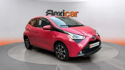 Usado Toyota Aygo X-play 72 CV (52 kW) 2019 Rojo Utilitario