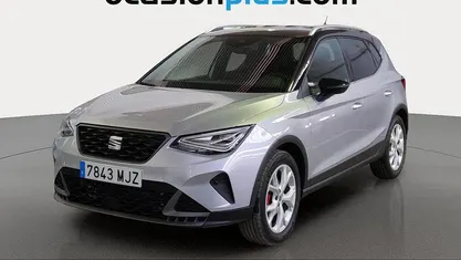 Usado Seat Arona FR 150 CV (110 kW) 2023 Gris plata SUV