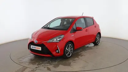 Usado Toyota Yaris Hybrid Active 101 CV (74 kW) 2020 Rojo Berlina
