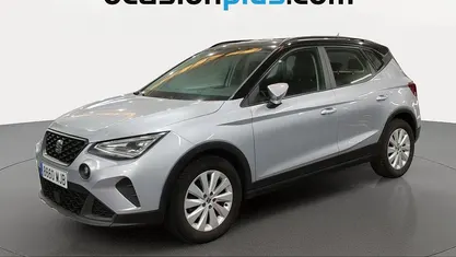 Usado Seat Arona Style 110 CV (80 kW) 2023 Gris plata SUV