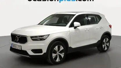 Käytetty Volvo XC40 Momentum 163 HP (119 kW) 2021 Valkoinen Katumaasturi