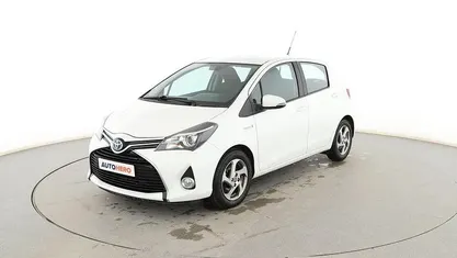 Usado Toyota Yaris Hybrid Active 101 CV (74 kW) 2015 Blanco Berlina