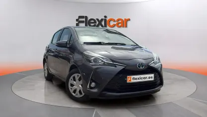 Usado Toyota Yaris Hybrid Active 100 CV (73 kW) 2020 Gris Berlina