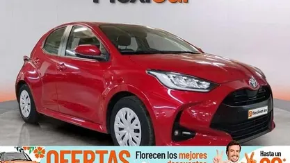 Usado Toyota Yaris Hybrid Active 116 CV (85 kW) 2023 Rojo Utilitario