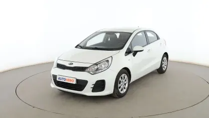Usado Kia Rio 85 CV (62 kW) 2015 Blanco Berlina