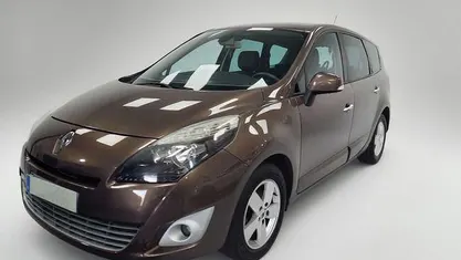 Usado Renault Scénic III Dynamique 130 CV (95 kW) 2011 Marrón Monovolumen
