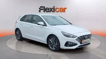 Usado Hyundai i30 110 CV (80 kW) 2021 Blanco Berlina