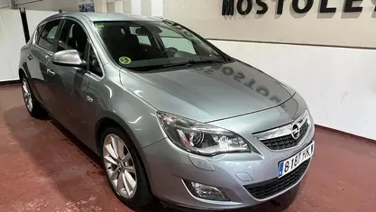 Usado Opel Astra Selective 110 HP (80 kW) 2012 Sedan