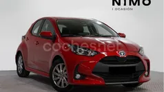 Rojo Usado 2024 Toyota Yaris Hybrid Active Berlina | 21.900 € (Precio justo)