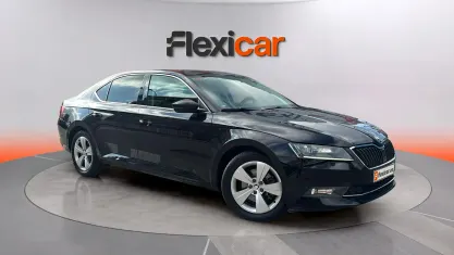 Usado Skoda Superb Active 150 CV (110 kW) 2019 Negro Berlina