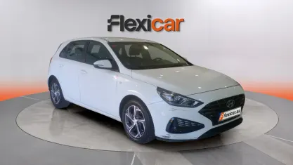 Usado Hyundai i30 120 CV (88 kW) 2021 Blanco Berlina