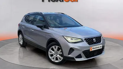 Usado Seat Arona Xperience 110 CV (80 kW) 2022 Gris SUV