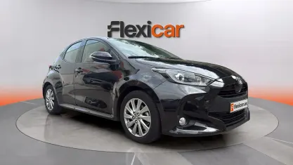 Usado Toyota Yaris Hybrid Active 116 CV (85 kW) 2022 Negro Berlina