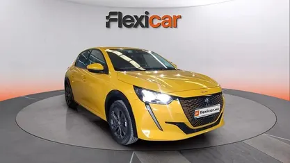Usado Peugeot 208 Allure 100 kW (136 CV) 2021 Amarillo Utilitario