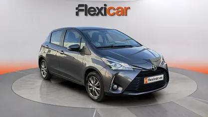 Usado Toyota Yaris Active 69 CV (50 kW) 2017 Gris Utilitario