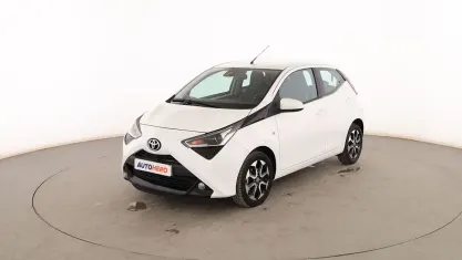 Usado Toyota Aygo Play 72 CV (52 kW) 2021 Blanco Utilitario