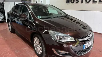 Usado Opel Astra Selective 136 CV (100 kW) 2014 Berlina