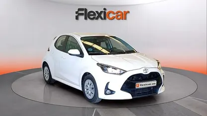 Begagnad Toyota Yaris Business Edition 72 HK (52 kW) 2022 Vit Halvkombi