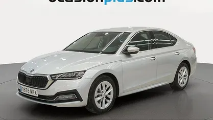 Usado Skoda Octavia Selection 150 CV (110 kW) 2023 Gris plata Berlina