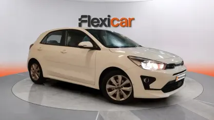 Usado Kia Rio 101 CV (74 kW) 2023 Blanco Berlina