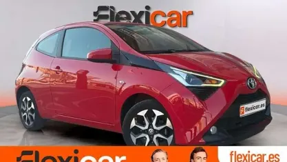Usado Toyota Aygo X-play 72 CV (52 kW) 2019 Rojo Utilitario