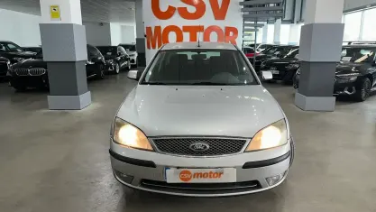 Usado Ford Mondeo Ghia 131 CV (96 kW) 2004 Gris / plata Berlina