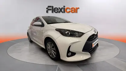 Usado Toyota Yaris Hybrid Active 116 CV (85 kW) 2023 Blanco Berlina
