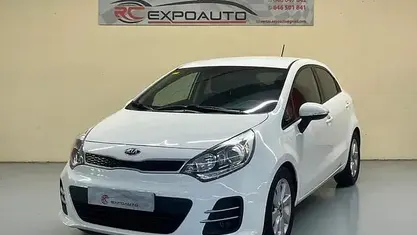 Käytetty Kia Rio 84 HP (61 kW) 2015 Valkoinen Viistoperä